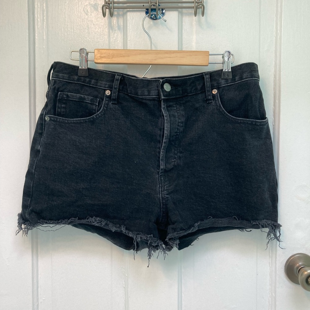 Everlane black shorts